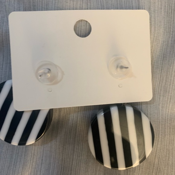 Fashion Jewelry set Black/ White/ Red Necklace and Earrings - Picture 4 of 8